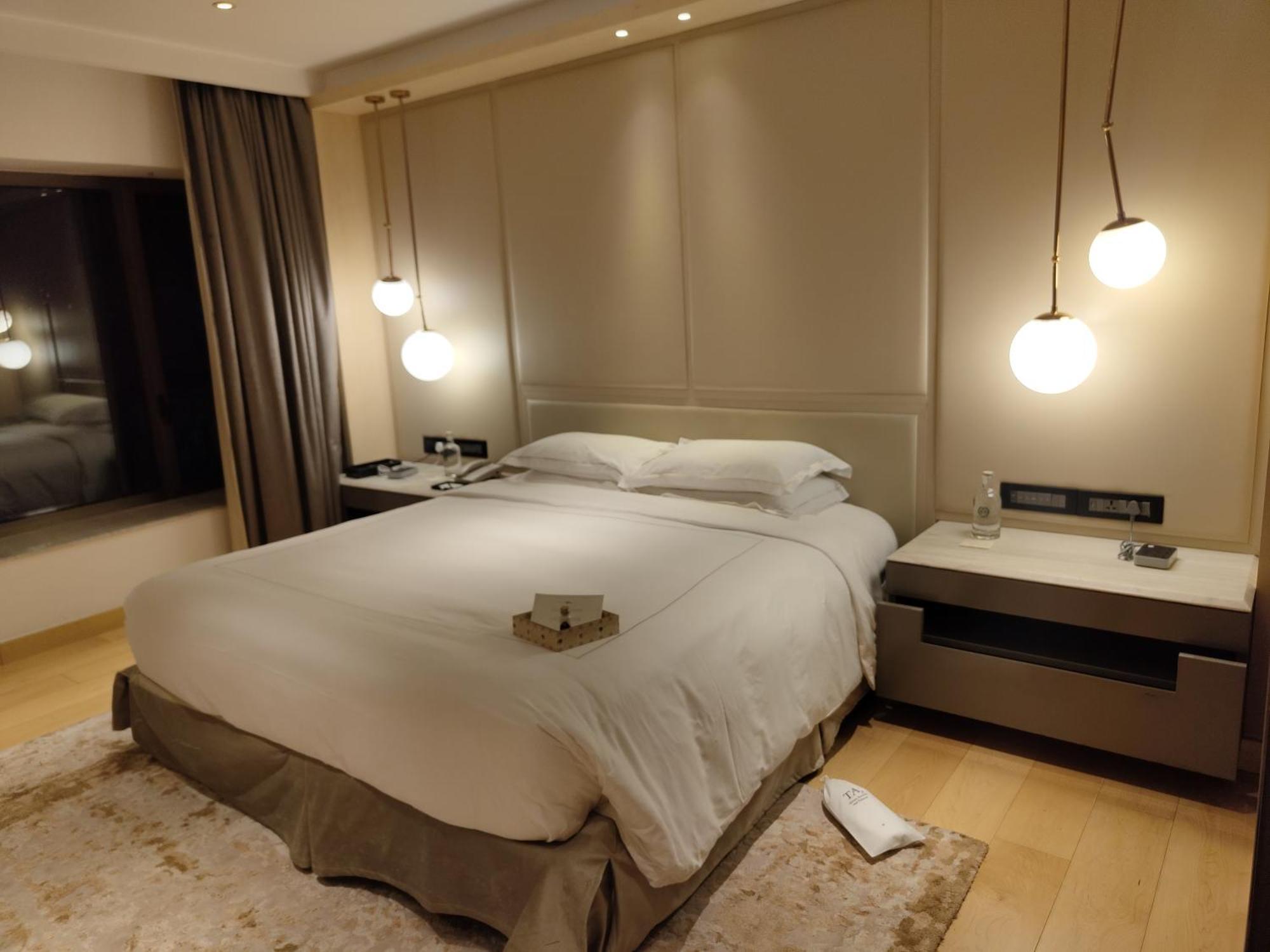 Taj Lands End Hotel Mumbai Exterior foto A bedroom at the hotel