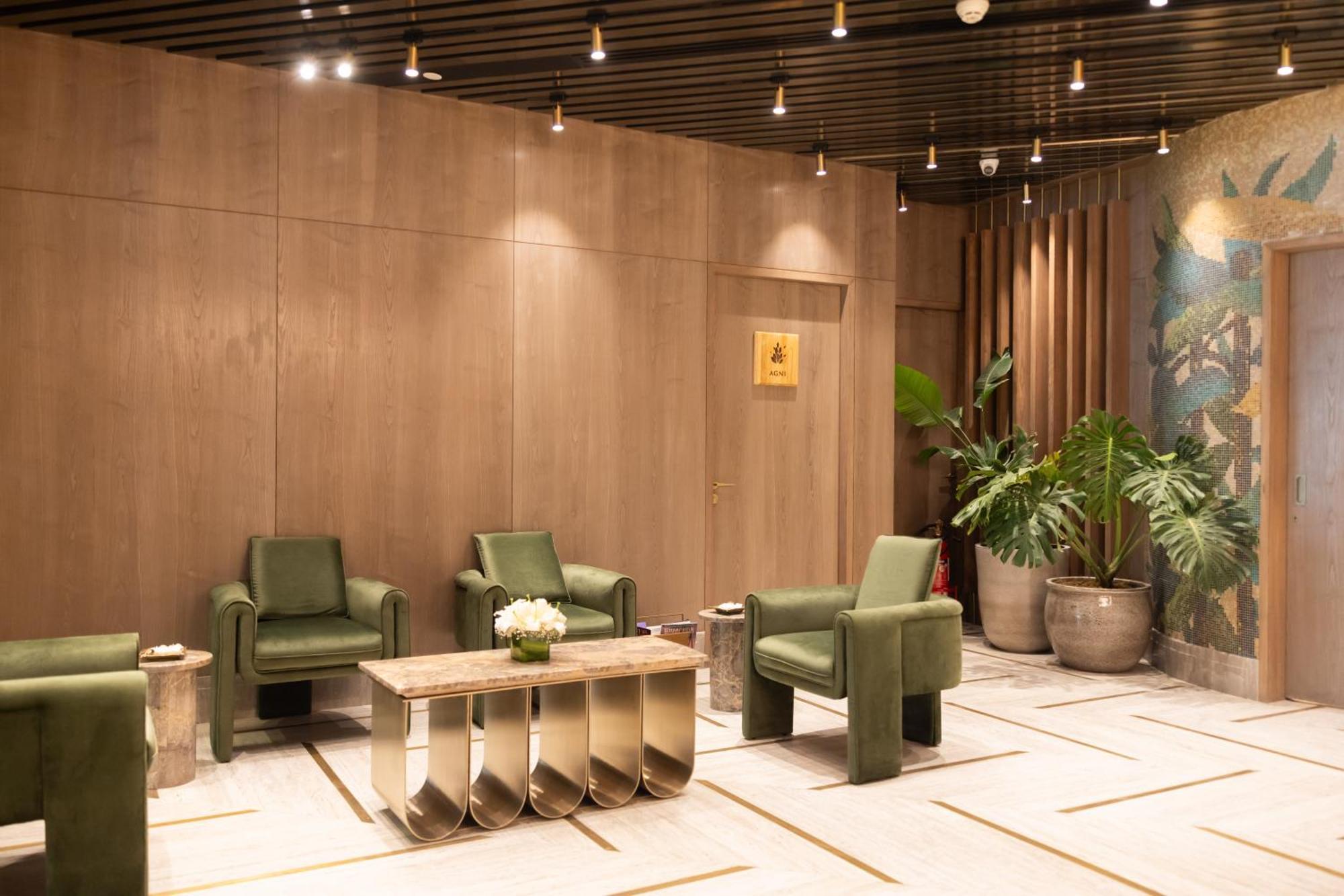 Taj Lands End Hotel Mumbai Exterior foto The interior of the lounge