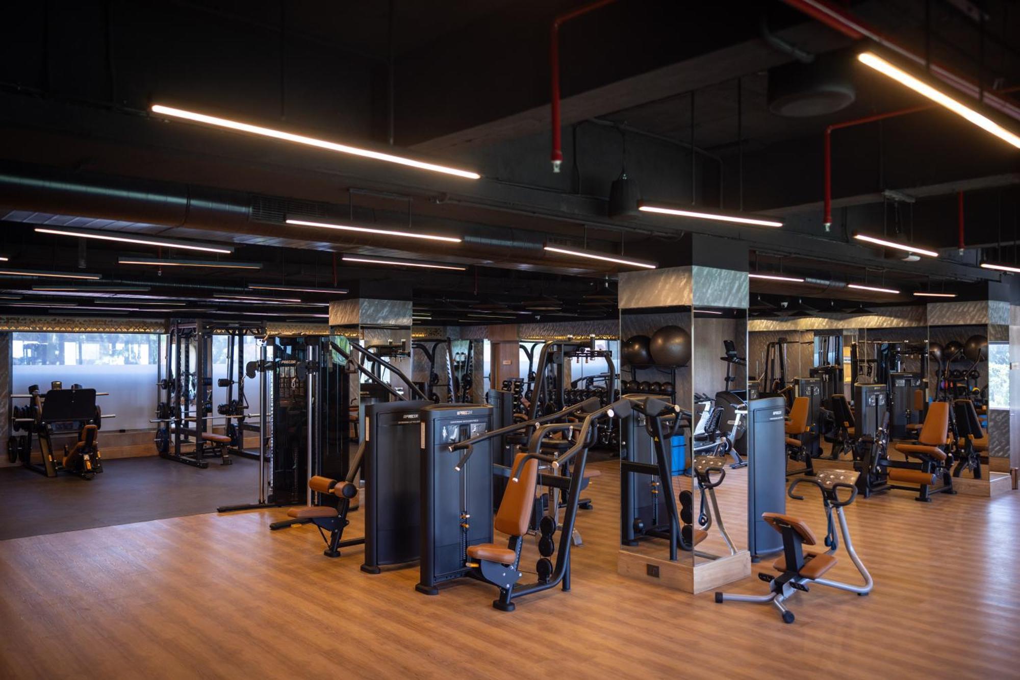 Taj Lands End Hotel Mumbai Exterior foto The gym at the hotel
