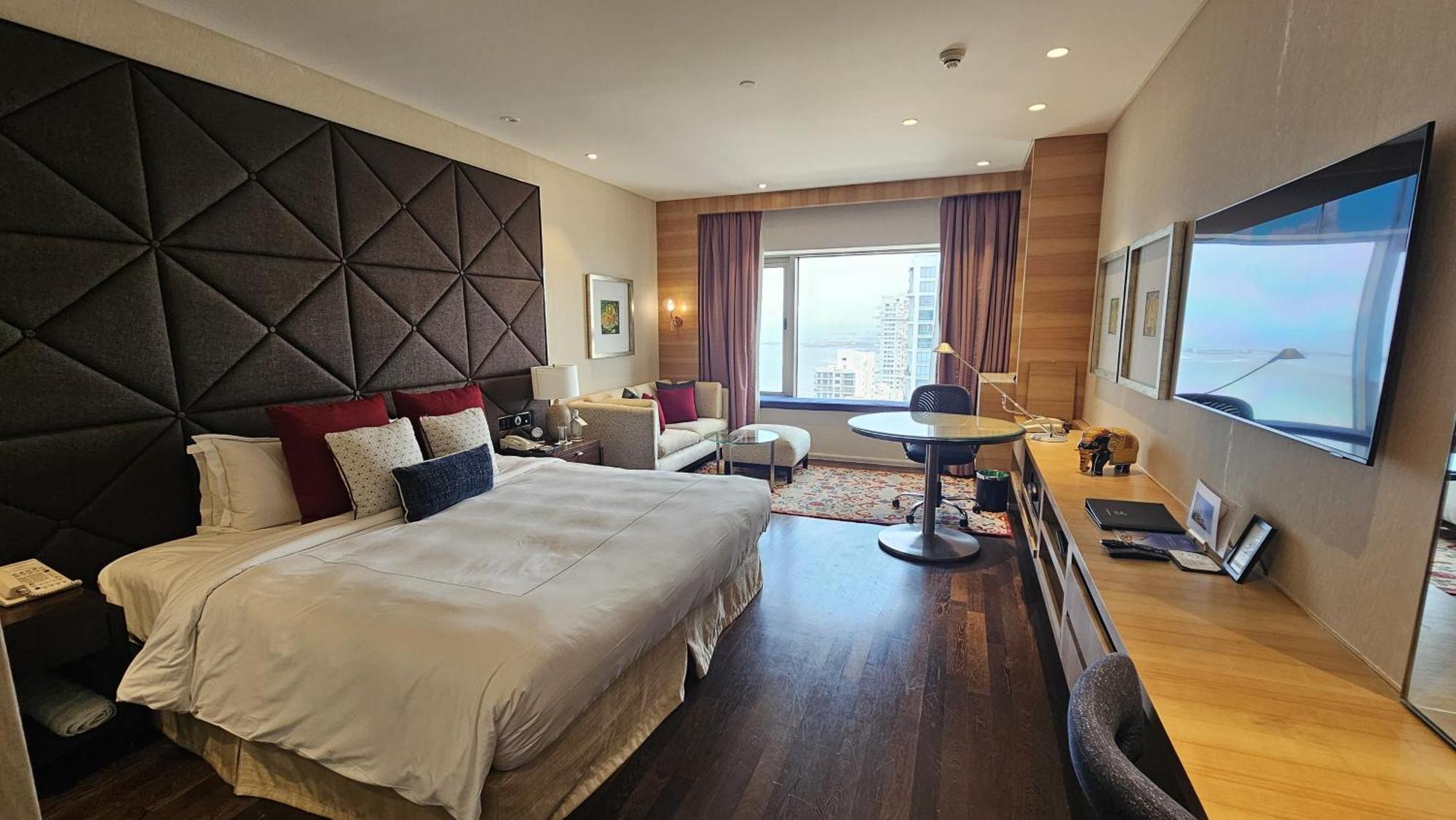 Taj Lands End Hotel Mumbai Exterior foto A room at the hotel