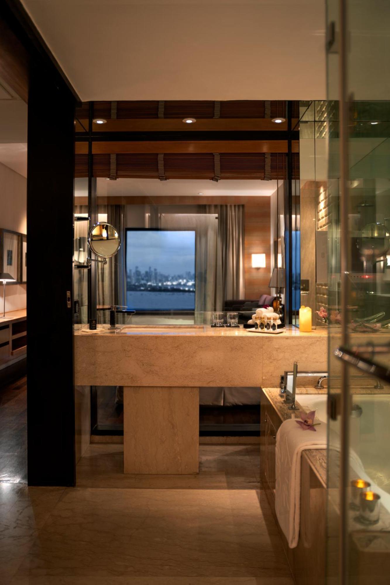 Taj Lands End Hotel Mumbai Exterior foto A bathroom at the Mandarin Oriental, Hong Kong