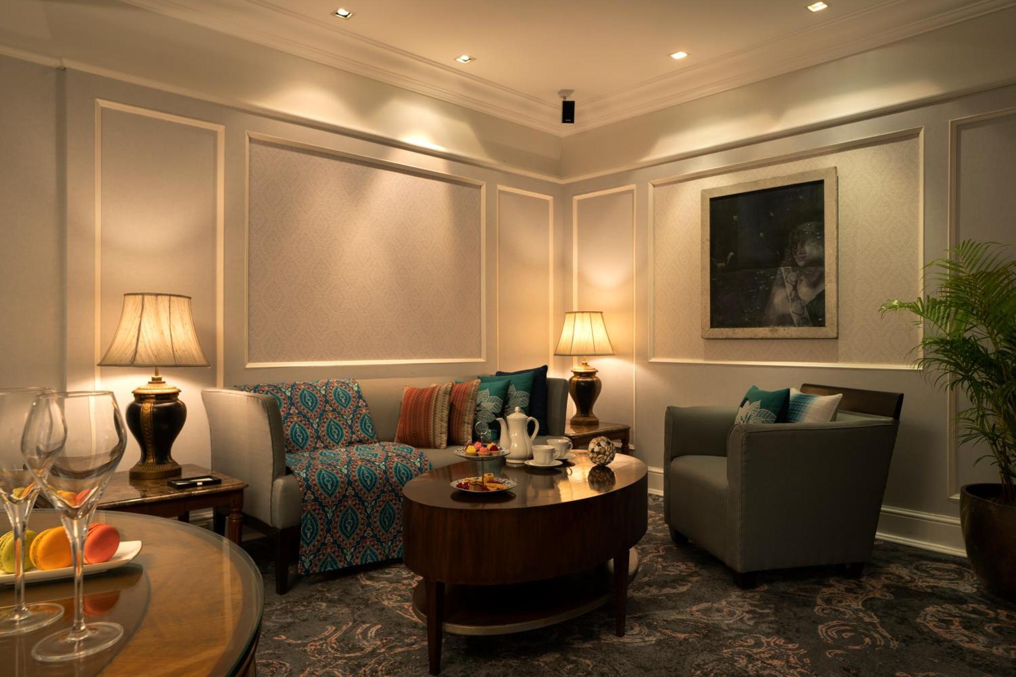 Taj Lands End Hotel Mumbai Exterior foto A living room with indirect lighting
