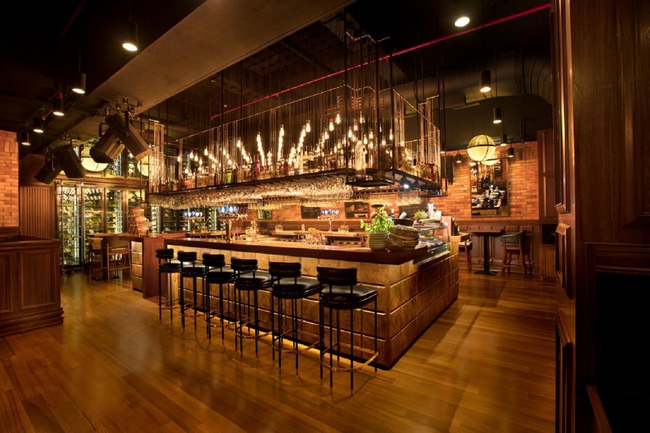 Taj Lands End Hotel Mumbai Exterior foto The bar at the restaurant