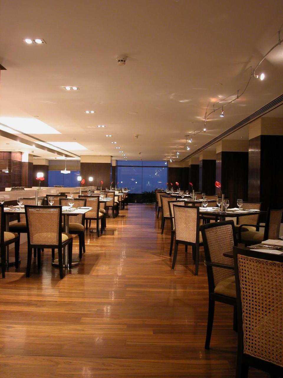 Taj Lands End Hotel Mumbai Exterior foto The interior of the restaurant